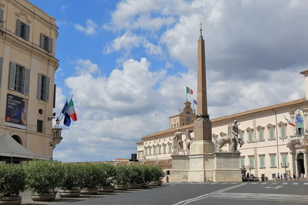 Obelisken och byggnader i Piazza del Quirinale i Rom — Stockfoto