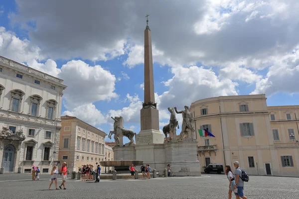 Turister nära obelisken i Piazza del Quirinale i Rom — Stockfoto