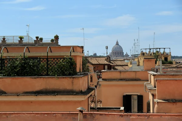 Vista sobre telhado e cúpula Basílica de São Pedro. Roma — Fotografia de Stock