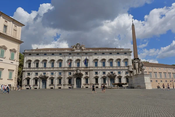 Turister promenader nära obelisken i Piazza del Quirinale — Stockfoto