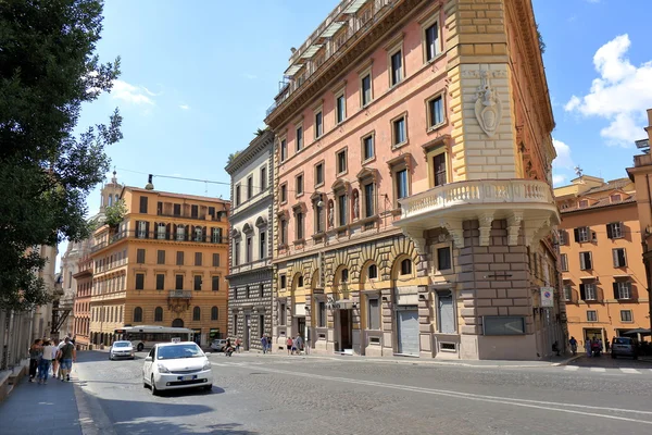 Tráfico por calle Via IV Novembre en Roma, Italia —  Fotos de Stock