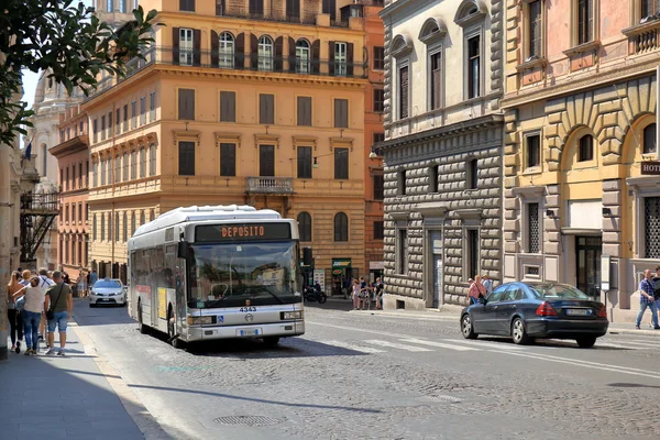 Tráfico por calle Via IV Novembre en Roma, Italia —  Fotos de Stock