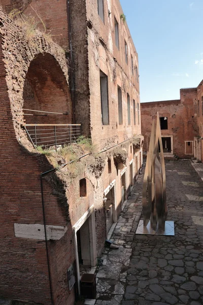 Vista sobre ruínas por rua Via Magnanapoli em Roma — Fotografia de Stock