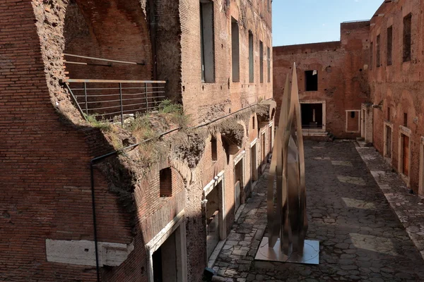 Vista sobre ruínas por rua Via Magnanapoli em Roma — Fotografia de Stock