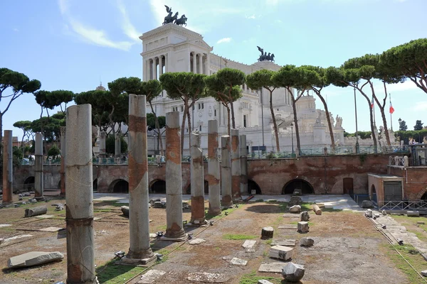 Ruínas perto de Colonna Traiana em Roma — Fotografia de Stock