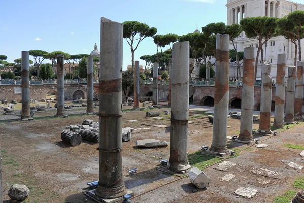 Ruínas perto de Colonna Traiana em Roma, Itália — Fotografia de Stock