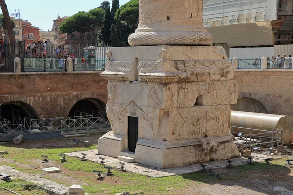 Ruínas perto da base de Colonna Traiana em Roma — Fotografia de Stock