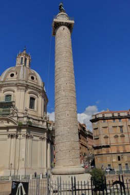 Trajan sütunu ve kubbe Santissimo Nome di Maria al Foro Traia