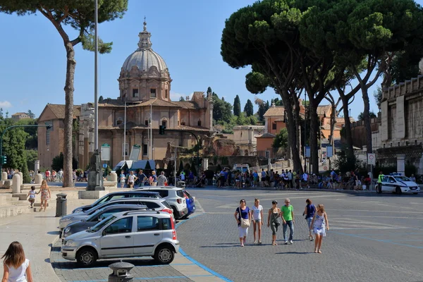 Strolling tourists near Santi Luca e Martina in Rome — Stock Photo, Image
