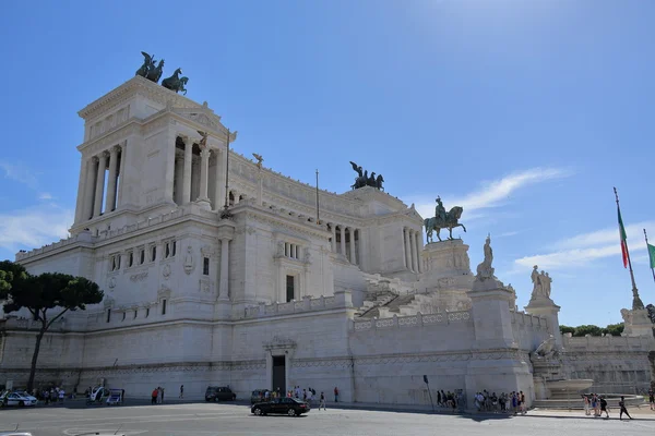 Mira en el Monumento a Vittorio Emanuele Ii —  Fotos de Stock