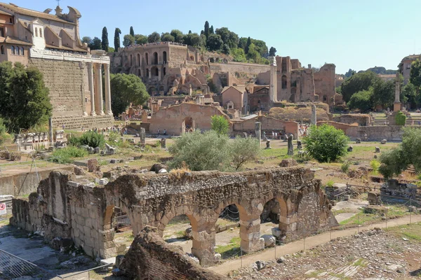 Turistas que visitam as ruínas de Foro di Nerva em Roma, Itália — Fotografia de Stock