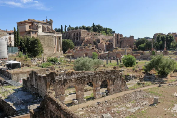 Turistas que visitam as ruínas de Foro di Nerva em Roma — Fotografia de Stock