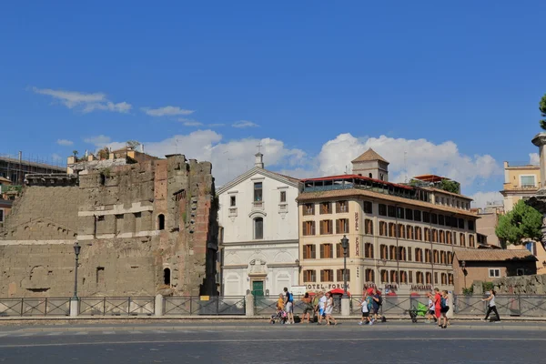 Turistas caminhando perto do Fórum de Trajano em Roma — Fotografia de Stock