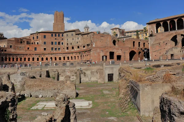 Ruínas dos edifícios antigos do Fórum de Trajano em Roma — Fotografia de Stock