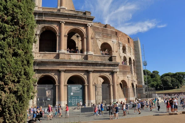 As pessoas caminham perto do Coliseu em Roma, Itália — Fotografia de Stock