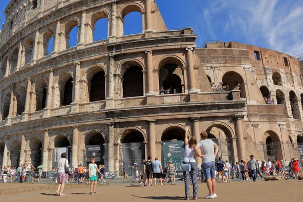 Les touristes regardent le Colisée (également connu sous le nom de Colisée ou Fla — Photo