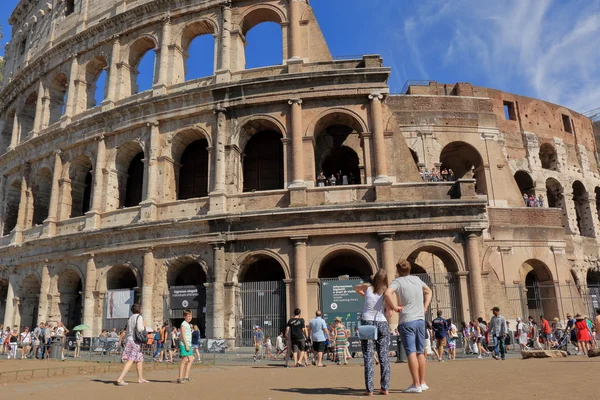 Les touristes regardent le Colisée à Rome — Photo