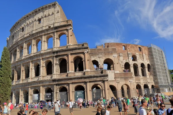 Multidão de turistas perto do Coliseu de Roma, Itália — Fotografia de Stock