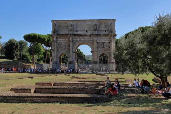 Turistas relaxar à sombra de uma árvore em Roma — Fotografia de Stock