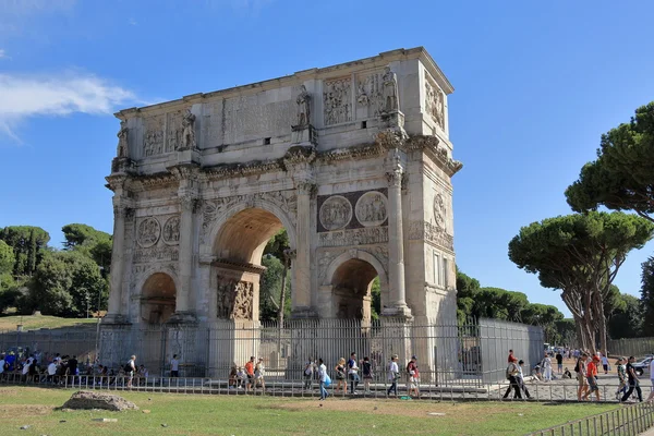 Touristes près de l'Arc de Constantin à Rome — Photo