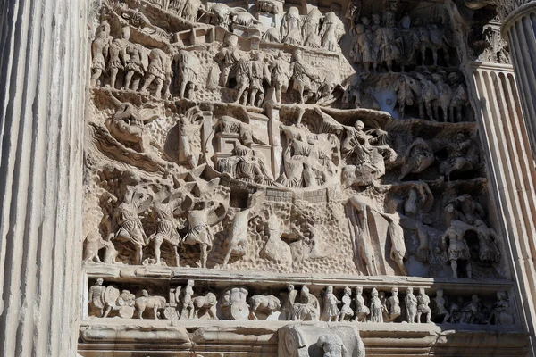 Bas relief of the Septimius Severus Arch in Rome, Italy — Stockfoto