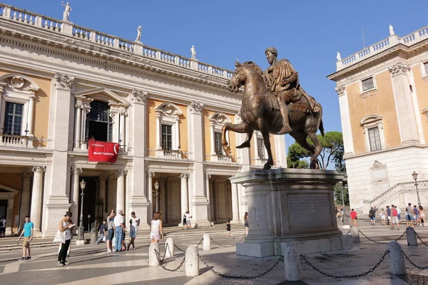 People near statue of Marcus Aurelius on a Capitoline hill — Stock fotografie