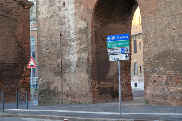 Signpost direção e parede antiga em Roma — Fotografia de Stock