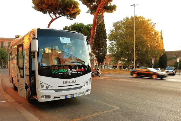 Bus ISUZU on street in Rome at sunrise — Stock Photo, Image