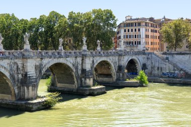 Ponte Sant'Angelo güneşli gün. Roma, İtalya.