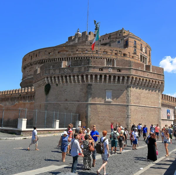 Touristes près du Château du Saint-Ange à Rome — Photo