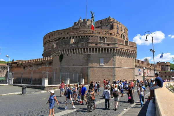 Turistas perto do Castelo do Santo Anjo em Roma — Fotografia de Stock