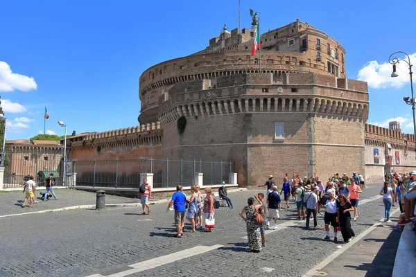 Turistas perto do Castelo do Santo Anjo em Roma — Fotografia de Stock