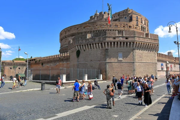 Turistas perto do Castelo do Santo Anjo em Roma — Fotografia de Stock