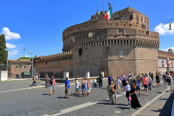 在罗马的圣天使城堡附近的游客 — 图库照片