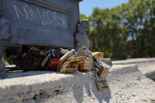 Bunch of padlocks of lovers on the bridge in Rome — Stock Photo, Image