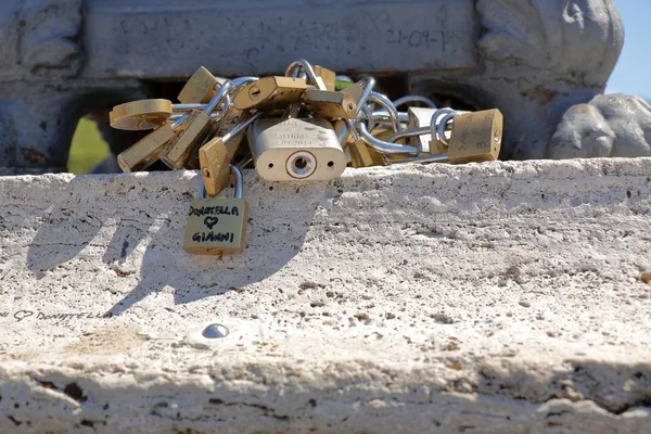 Bunch of padlocks of lovers on the bridge in Rome — Stock Photo, Image