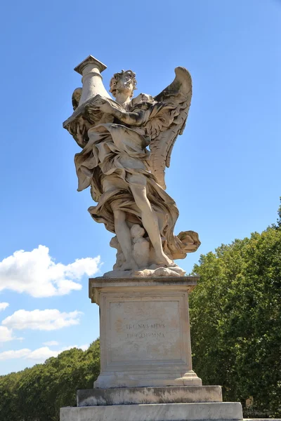 Angel se sloupcem v Římě, Itálie — Stock fotografie