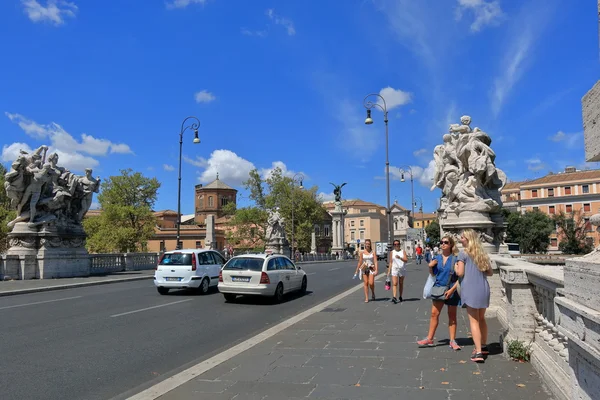 People on the bridge Ponte Vittorio Emanuele II in Rome — Stock Photo, Image