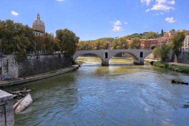 Tiber Nehri Roma, İtalya gökyüzünün yansıması