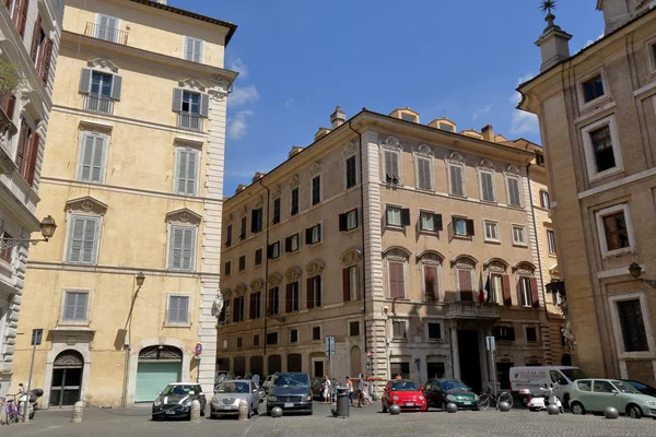 Parkerade bilar på Piazza dell'Orologio i Rom, Italien — Stockfoto