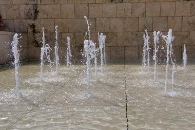 Su çeşme dikey jetleri
