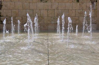 Su çeşme dikey jetleri