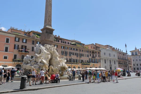 Pessoas perto da Fonte dos quatro Rios em Roma — Fotografia de Stock