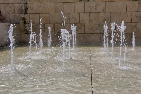 Vertikale Wasserstrahlen im Springbrunnen — Stockfoto
