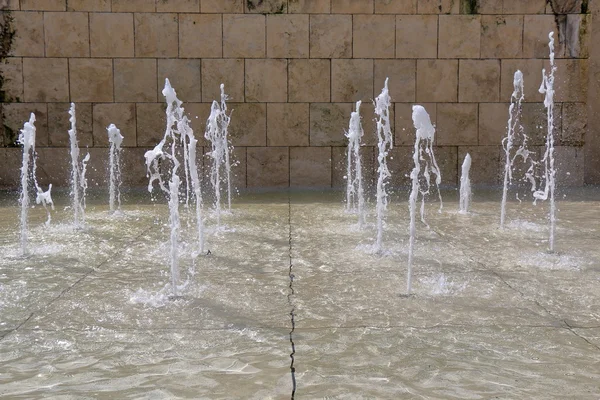 Verticale stralen water in de fontein — Stockfoto