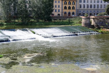 Küçük şelale Arno Nehri Floransa, İtalya