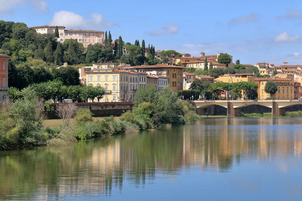 Мост Ponte alle Grazie через реку Арно во Флоренции, Италия — стоковое фото