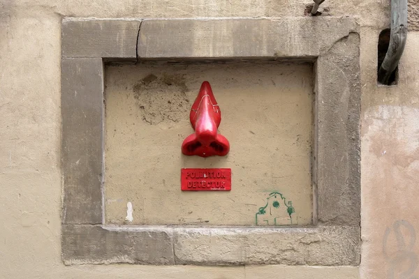 Nariz vermelho na parede amarela "POLLUTION DETECTOR" em Florença, Itália . — Fotografia de Stock