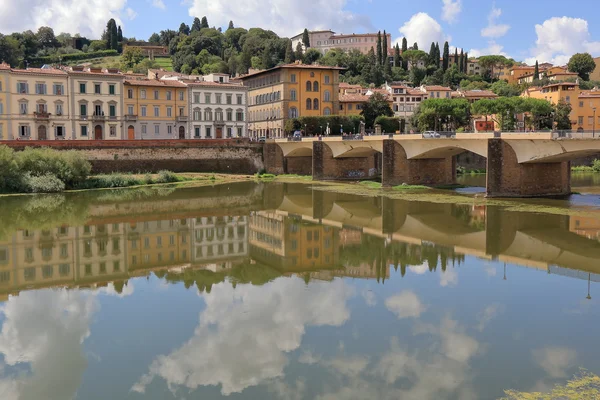 Cityscape, мост Ponte alle Grazie через реку Арно во Флоренции — стоковое фото
