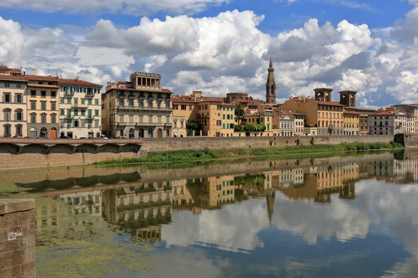Blick vom Fluss Arno in Florenz, Italien — Stockfoto